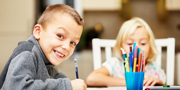 kinderen doen huiswerk aan tafel