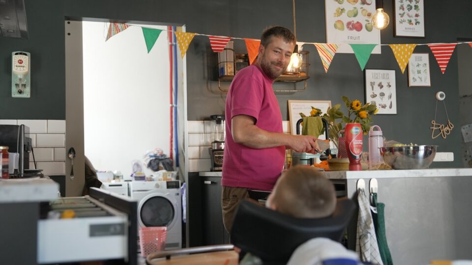 bram in de keuken met gezinshuiskindje