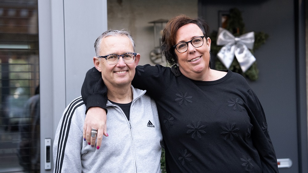 Arno en Angelique Teeuw voor hun huis