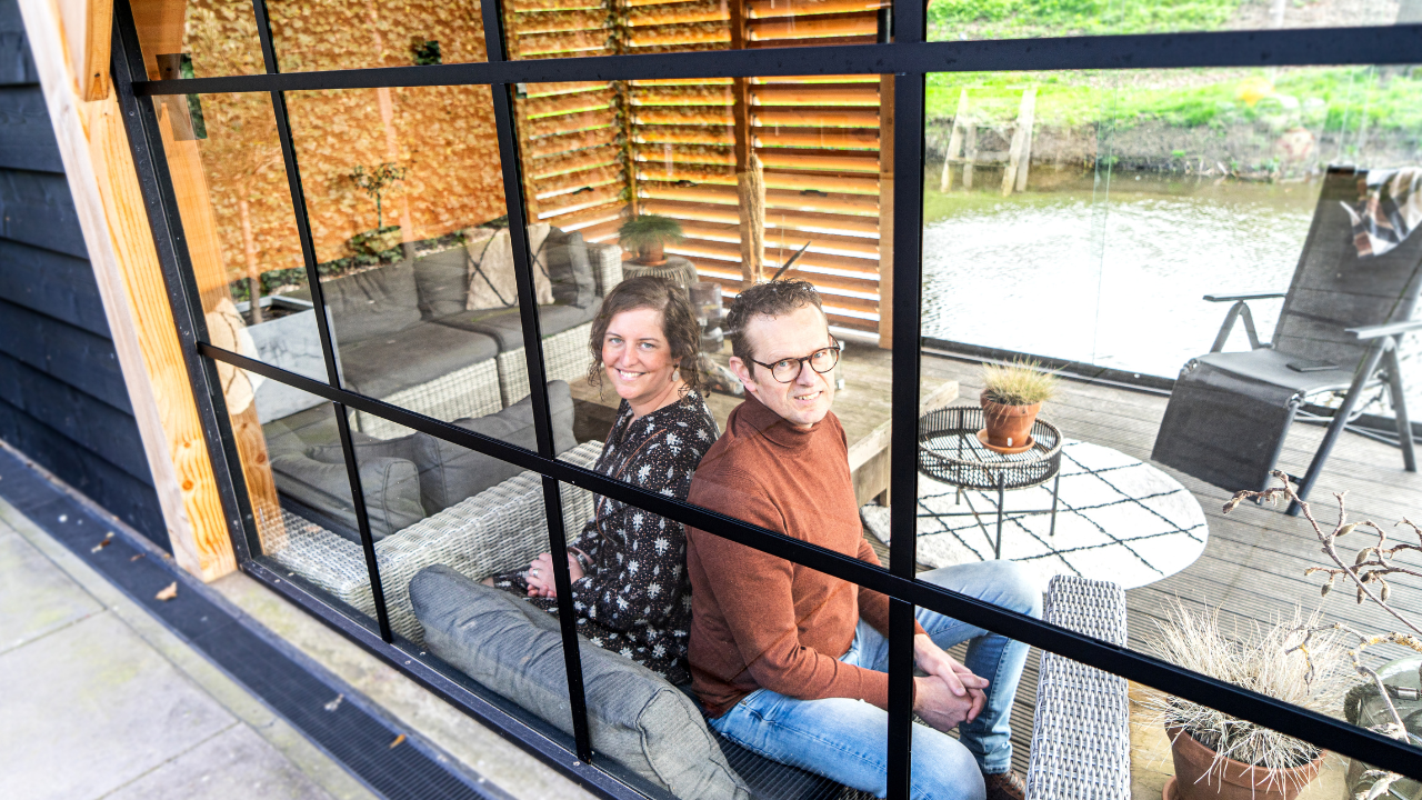 Robert en Mieke Voorwinden zitten onder de overkapping van hun gezinshuis
